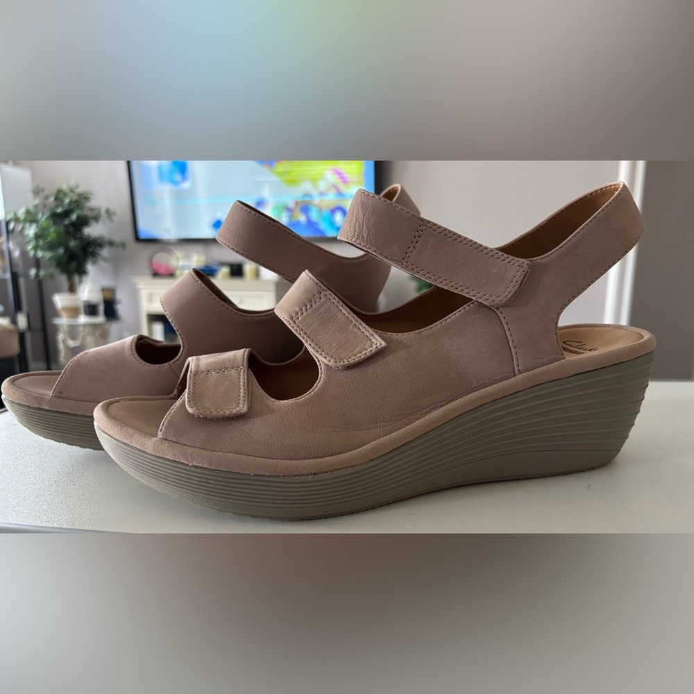 Women’s 11W Clarks Tan 3-Strap Leather Wedges